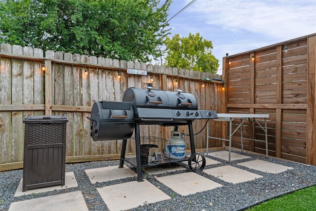 Building Photo - 3802 Lovejoy St