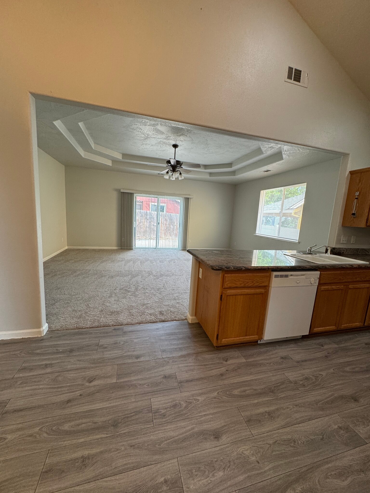 Building Photo - 992 Heather Way