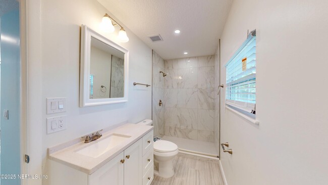 Building Photo - 450 Aquatic Dr