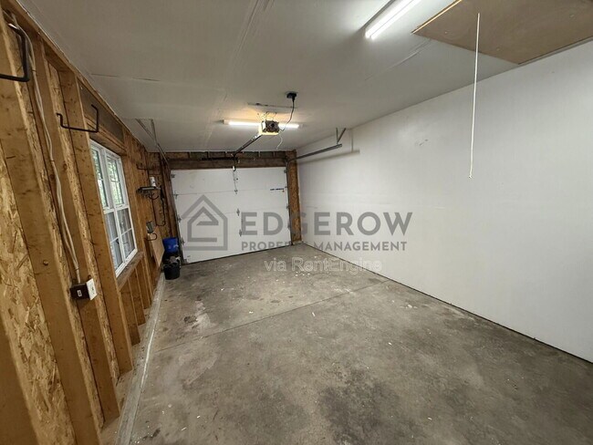 Building Photo - 4254 Peak Ln NE