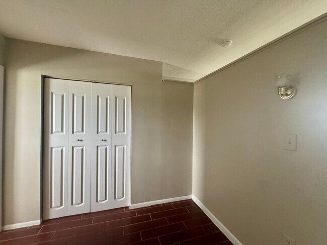 Building Photo - 1 Bed/1 Bath Second Floor Condo in recently renovated apartment community!