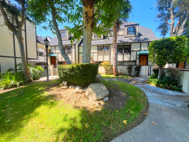 Primary Photo - 111 E Rosewood Ct