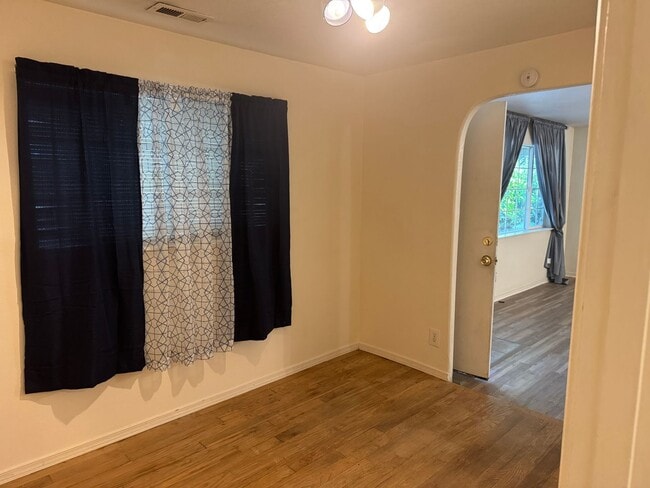 Building Photo - 2 bedroom