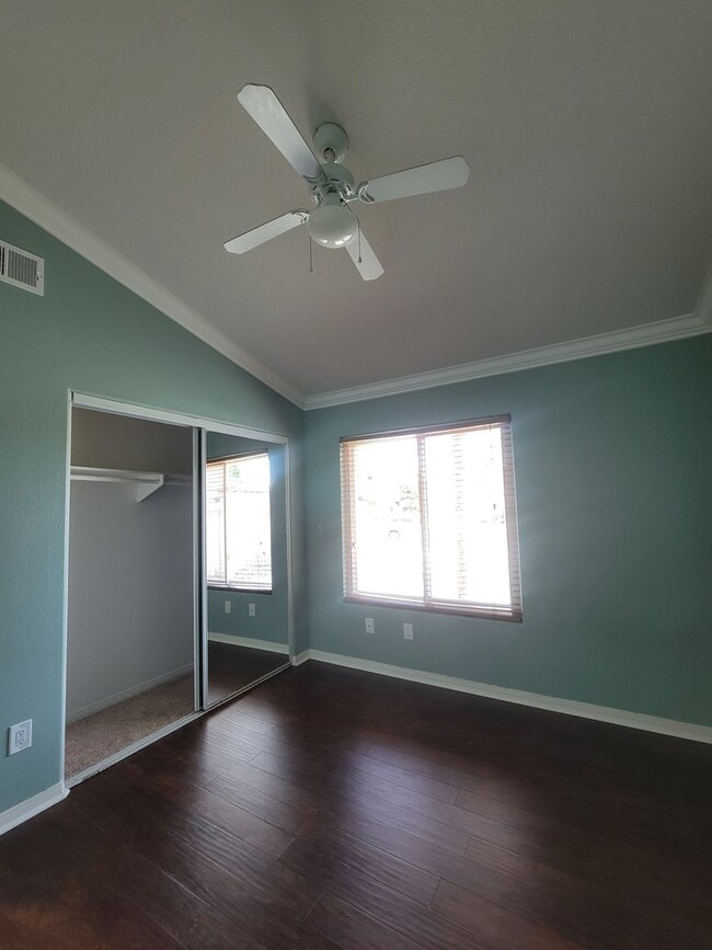 Building Photo - Beautiful 3 Bedroom, 2.5 Bathroom Home wit...