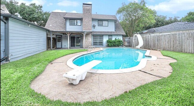 Building Photo - 15014 Hollydale Dr