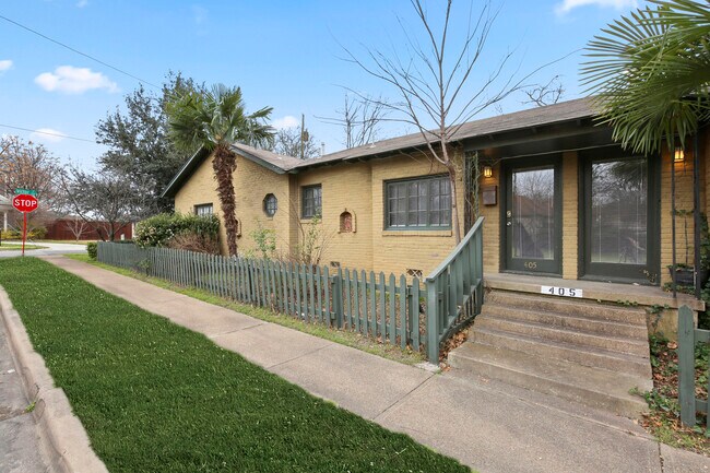 Building Photo - 405 N Praire