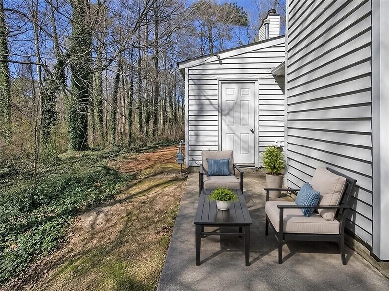 Building Photo - 6447 River Park Dr