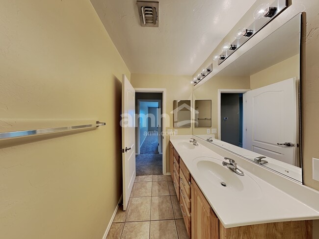 Building Photo - 1115 W Calle Puesta del Sol