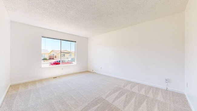 Building Photo - 4 Bedroom 2 Full Bathroom Single Family Ho...