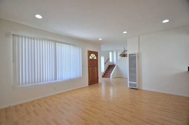 Building Photo - w4336