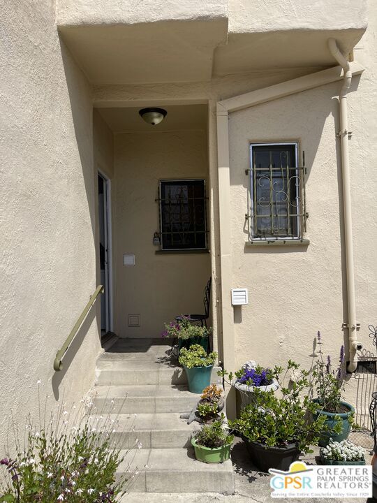 Building Photo - 927 Alandele Ave