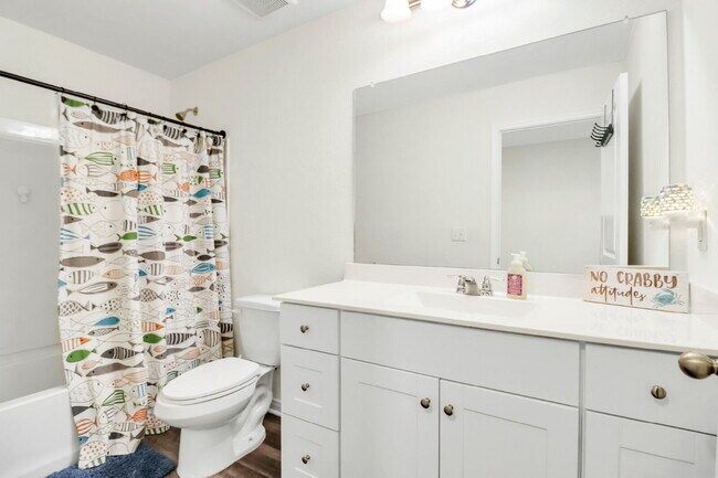 Building Photo - "Spacious 4-Bedroom Retreat with Granite Elegance in San Antonio!"