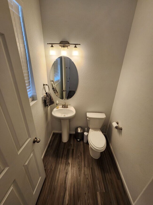 Building Photo - Beautiful 3-Bed, 3-Bath Home on a Spacious...