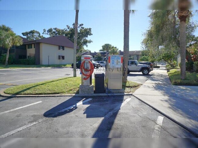 Building Photo - Charming 2-Bedroom Condo in St. Petersburg