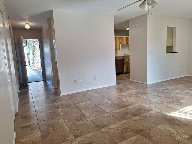 Building Photo - 2BR 2BA 1 CAR GARAGE DUPLEX