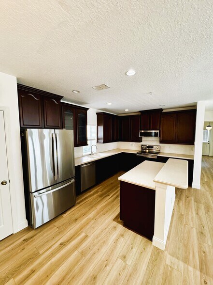 Kitchen - 1542 Almond Avenue