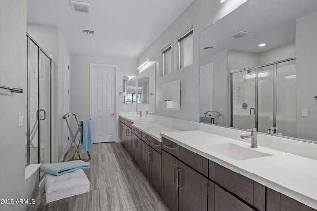 Building Photo - 2423 N Beverly Pl