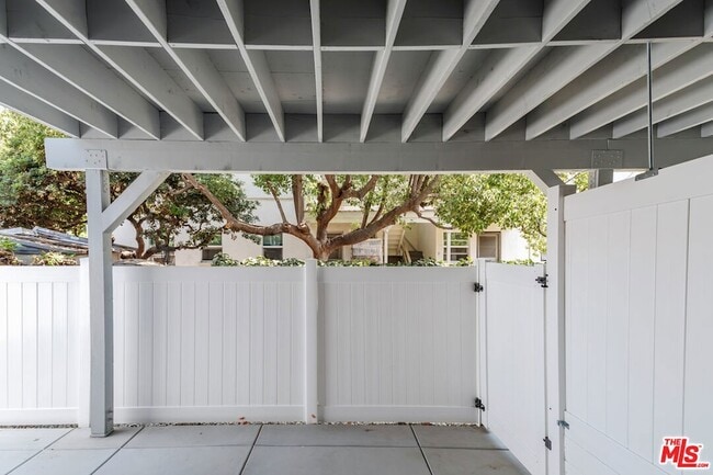 Building Photo - 1818 W Glenoaks Blvd