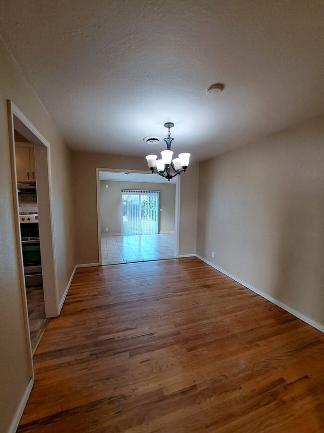 Building Photo - Single-Level 2BR Apartment with Garage in Fresno!