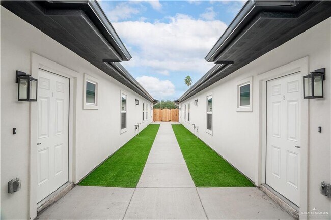 Building Photo - 31 Dragonfly St