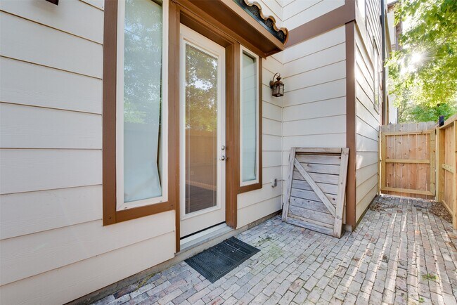 Building Photo - 6105 Stillman St