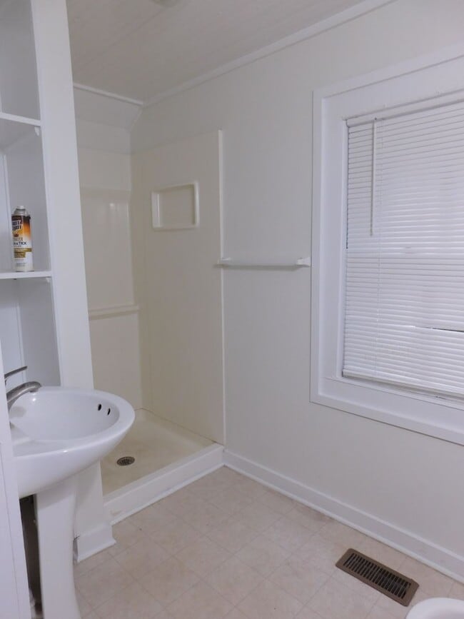 Building Photo - 611 Johnson St