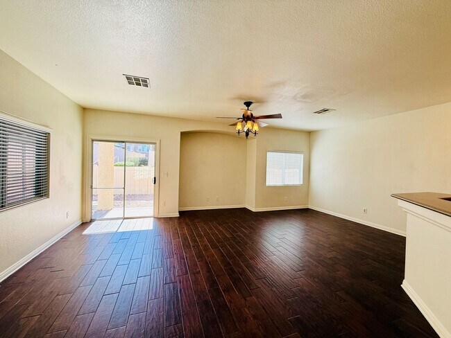 Building Photo - Great Spacious 3 bedroom Townhome Availabl...