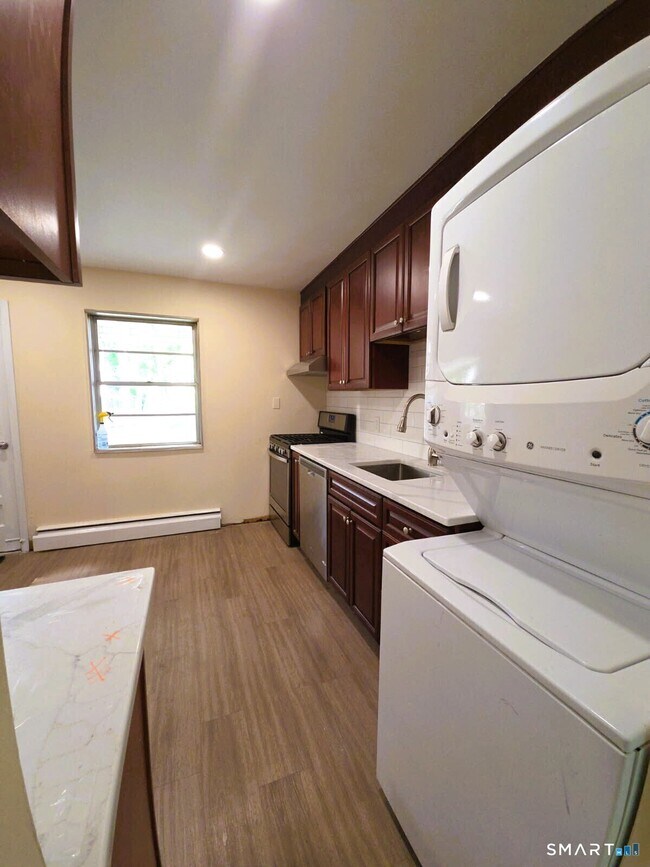 Building Photo - 43 Fairview Dr