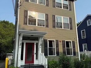 Building Photo - Newly Renovated 3 Bedroom Apartment - Poug...
