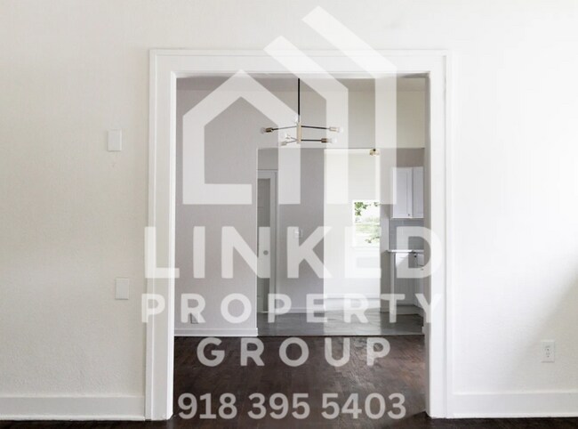 Building Photo - Beautifully Updated 3-Bedroom Home Near Downtown Tulsa