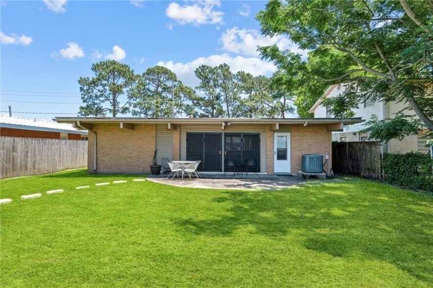 Building Photo - 2655 Hyman Pl