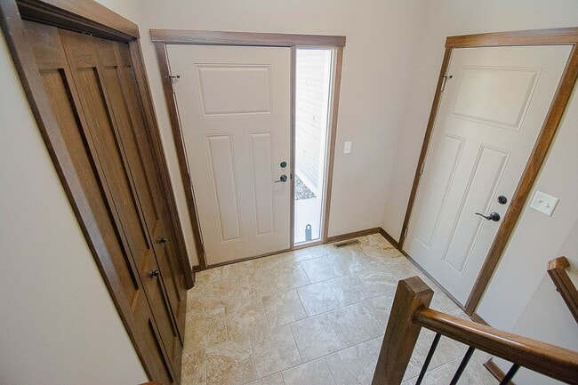 Building Photo - Move-In Ready NW Rochester Home with Finished Lower Level