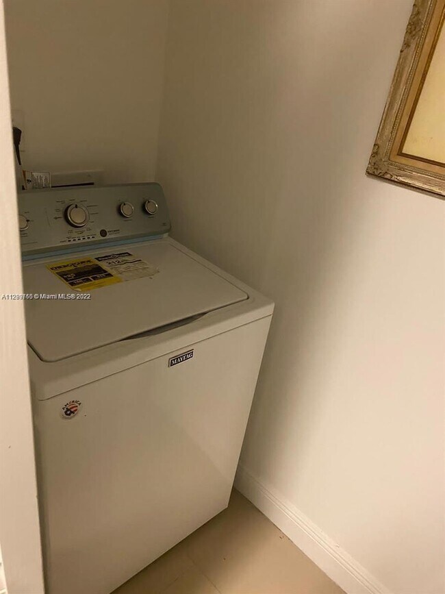 Building Photo - 570 S Park Rd