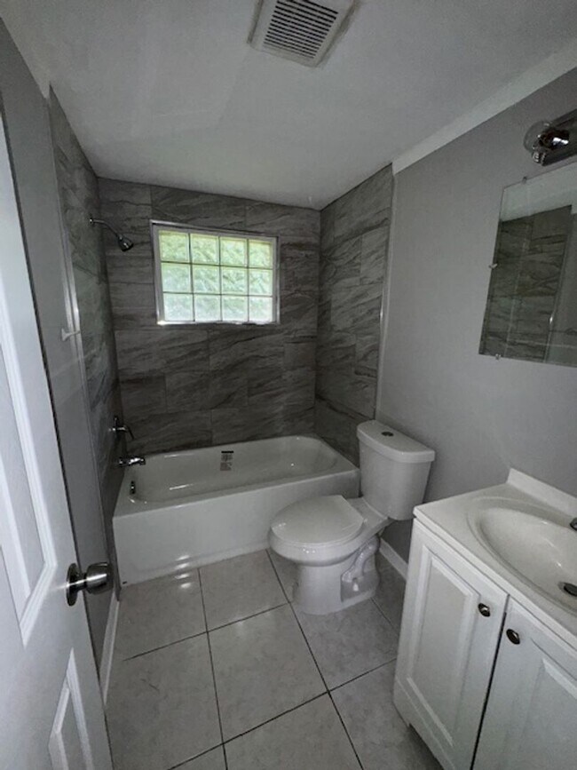 Building Photo - This cozy 2 bedroom 1 bath home in Holiday!