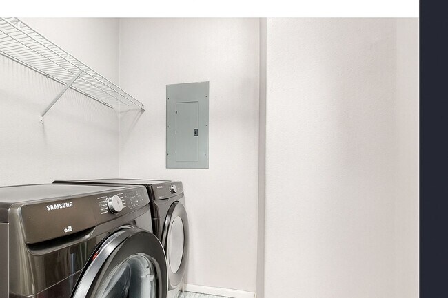 Building Photo - Bright, Spacious & Move-In Ready Penthouse Living in Littleton!  Available Now