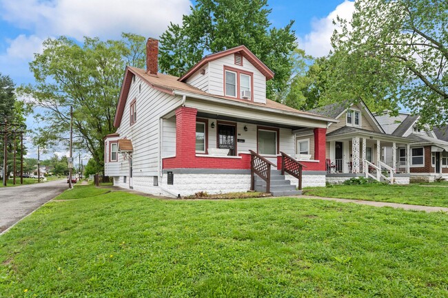 Building Photo - Welcome home to this Westend Beauty!