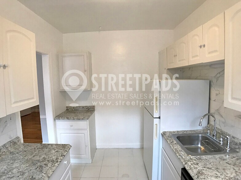 Building Photo - 1141 Beacon St