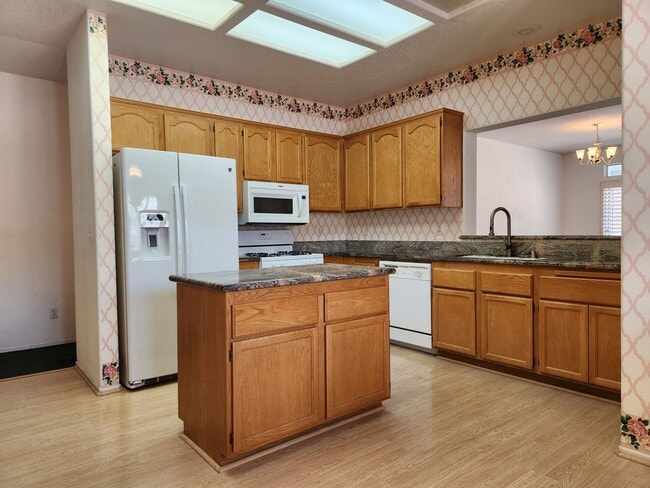 Building Photo - SINGLE STORY TOWN HOME AVAILABLE