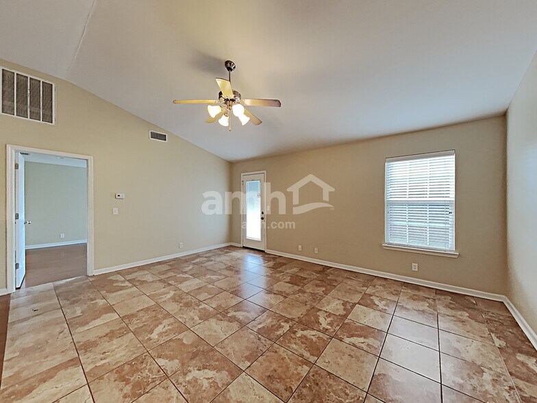 Building Photo - 2106 Bimelech Ln