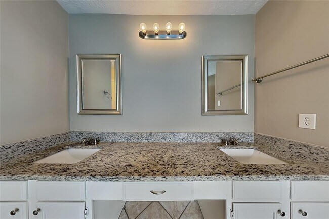 Building Photo - 8514 Greenleaf Lake Dr