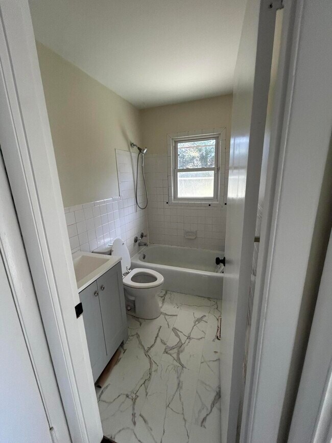 Building Photo - 2209 Jasmine Dr