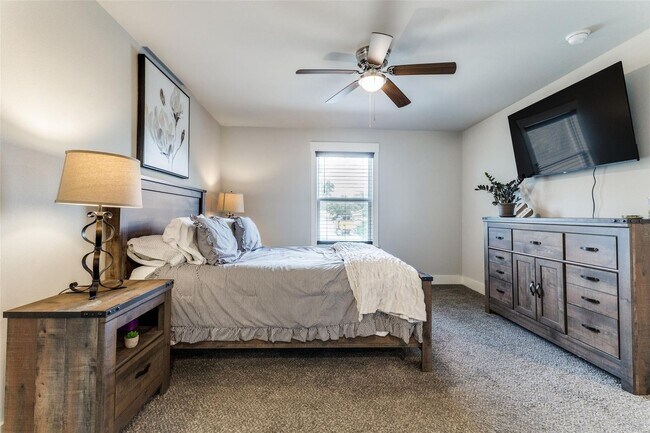 Building Photo - Beautifully Updated 3 Bed, 2.5 Bath in Pea...