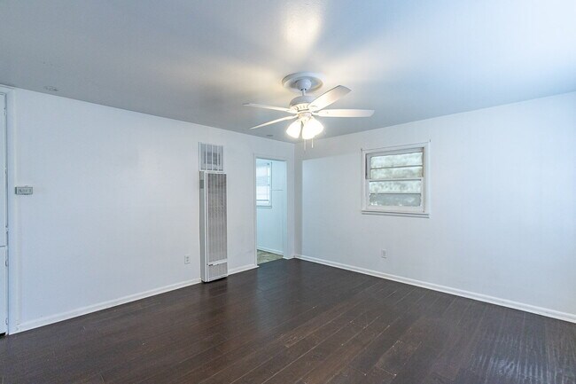 Building Photo - Lots of space!!