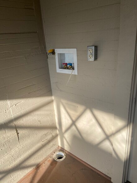Washer/dryer hookups - 2510 E 3rd St