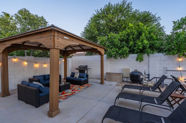 Building Photo - 3733 E Dahlia Dr