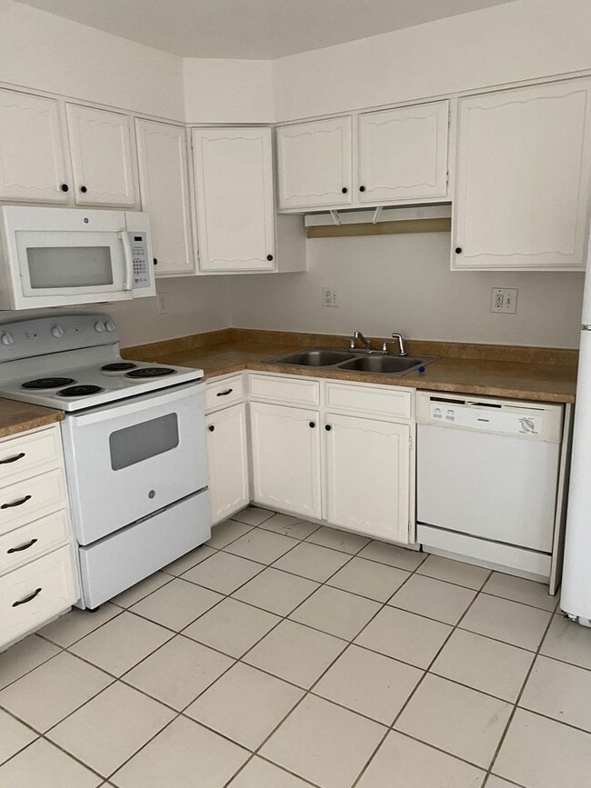 Building Photo - Triplex townhome blocks away from Anshutz ...