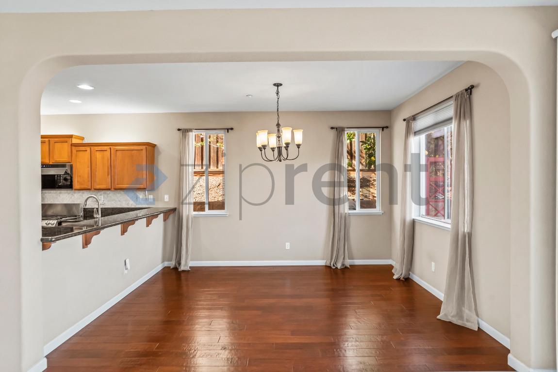 Building Photo - 205 Blum View Dr