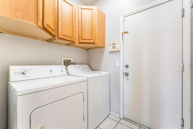 Building Photo - Beautiful 5 bed home with sparkling pool located in the heart of Las Vegas!