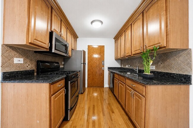 Building Photo - 4940 N Leonard Dr
