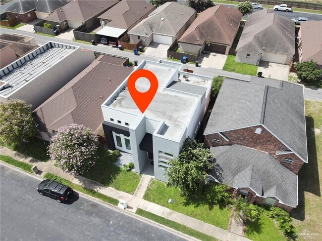 Building Photo - 18 Redbud Ave W